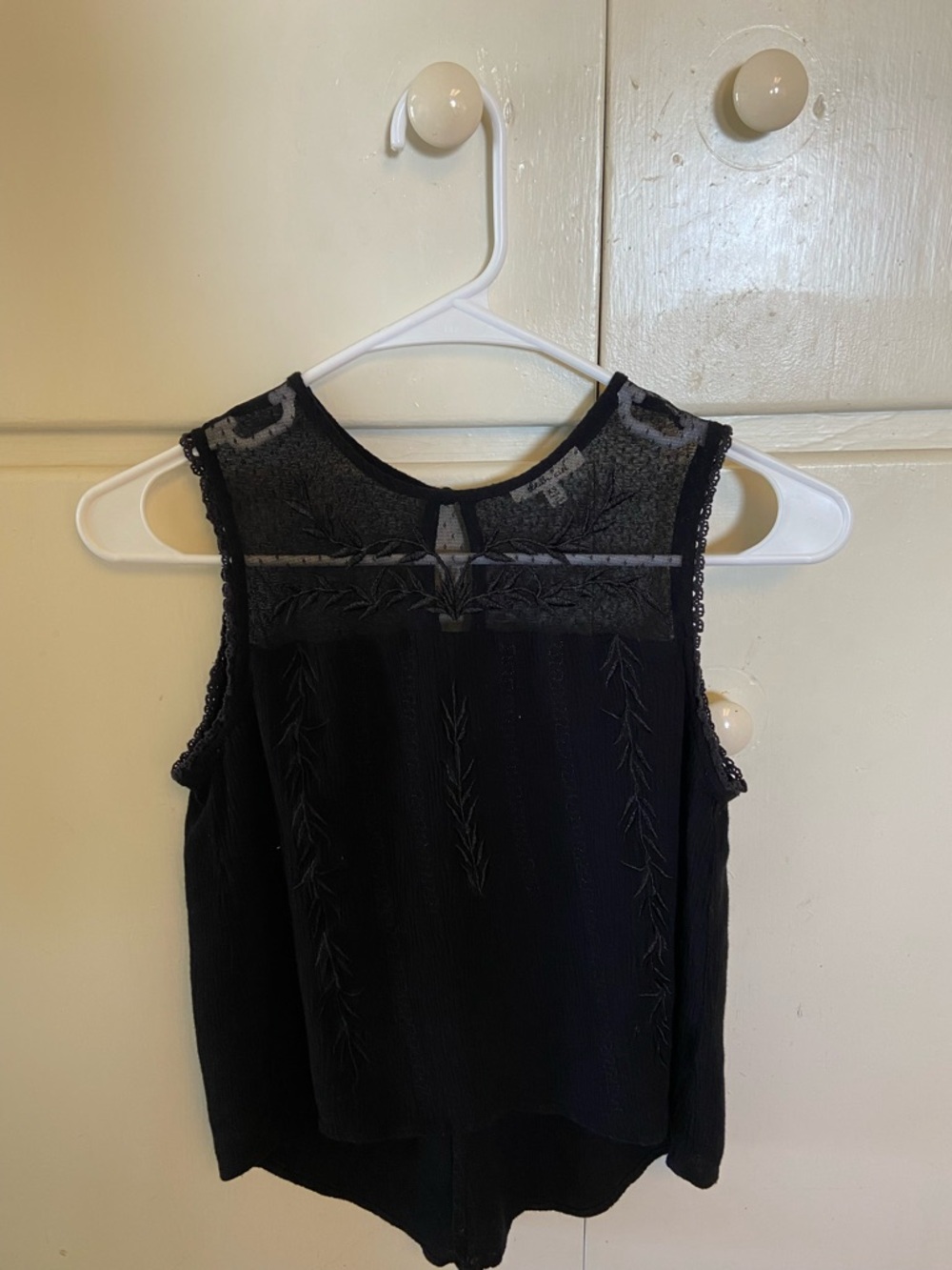 bleuh ciel Black Lace Yoke Sleeveless Top